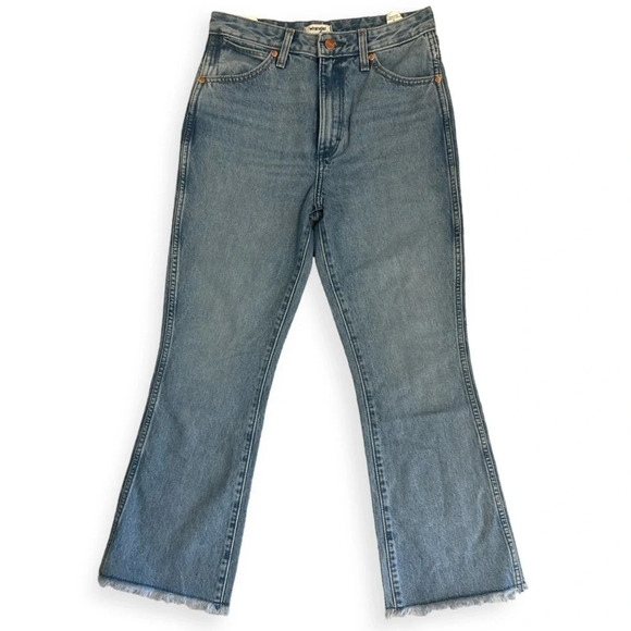 Wrangler Wrock 692 NWT size 26 frayed flare bottom. Slight crop - Picture 1 of 8
